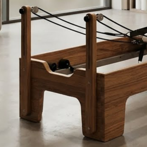 reformer z&nbsp;ořechového dřeva